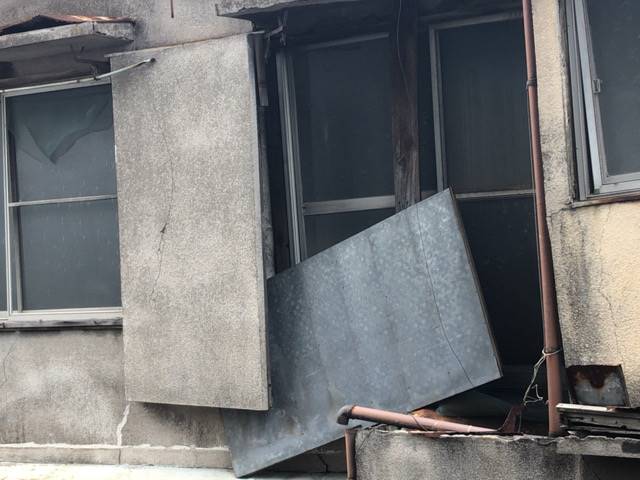 東京都品川区荏原の戸袋・雨どい・屋根瓦撤去作業中の様子です。